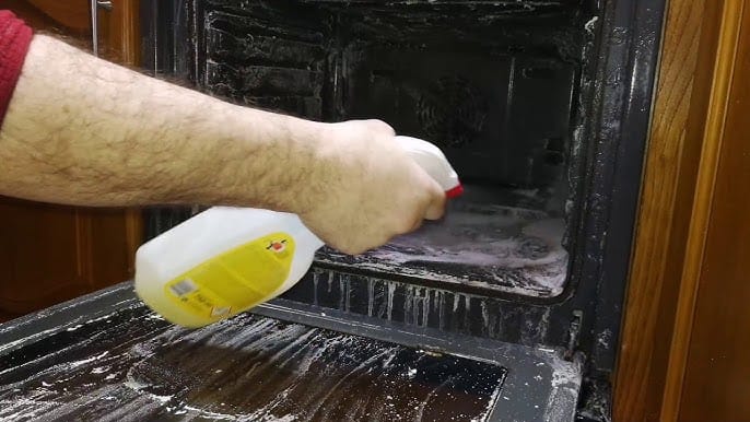 imagen de la pasta de bicarbonato aplicada dentro de un horno eléctrico