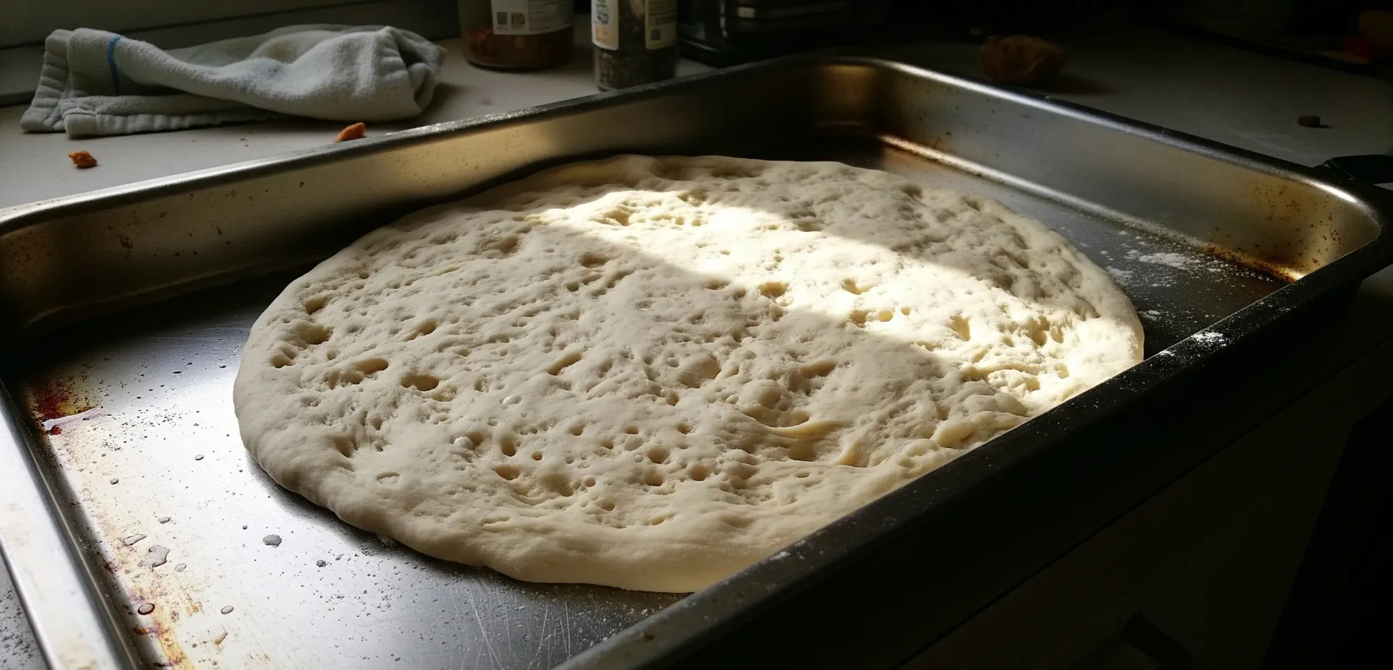 Masa de pizza siciliana cruda, ya estirada